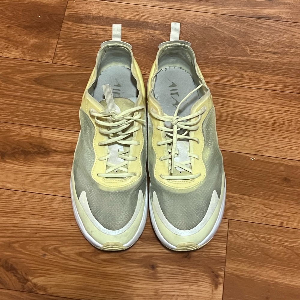 Nike air max dia lx sneakers light yellow and white size 9 womens